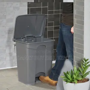 Rectangular 30l Capacity Step Pedal Waste Bin Durable Plastic Body
