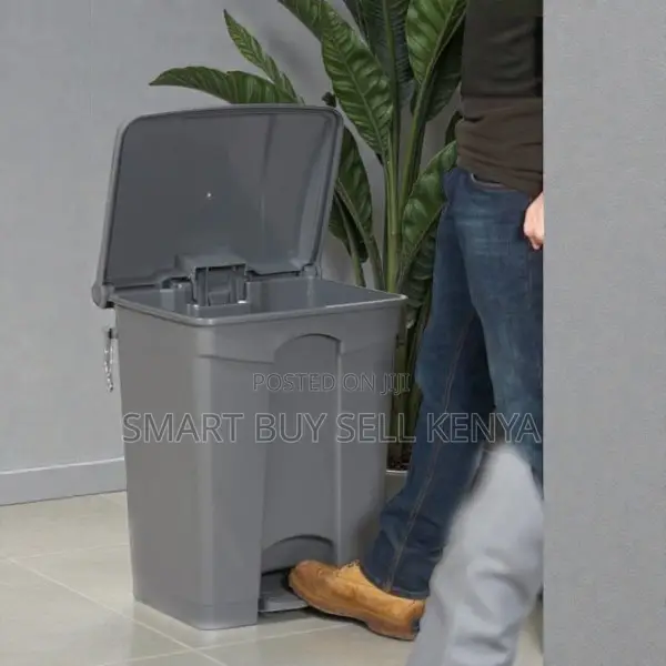 30l User-Friendly Hands-Free Step Pedal Plastic Dust Bin Inexpensive