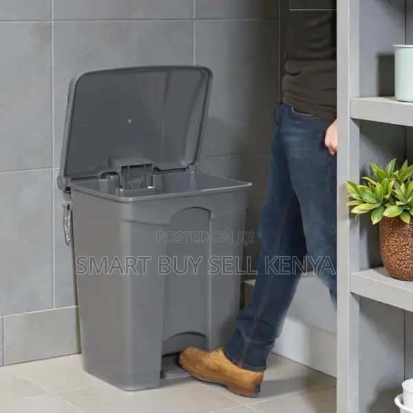 Strong Plastic 30l Step Pedal Garbage Bin for Daily Use
