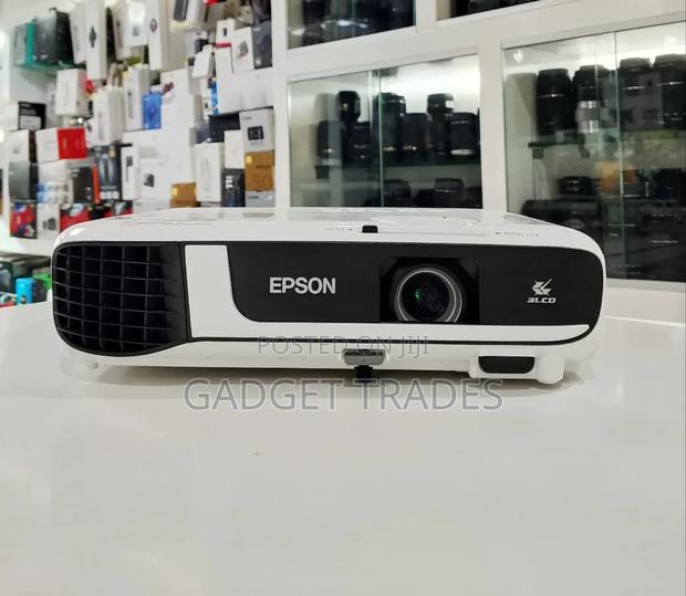 Epson Eb-X51 Xga 3lcd Projector 3800 Lumens