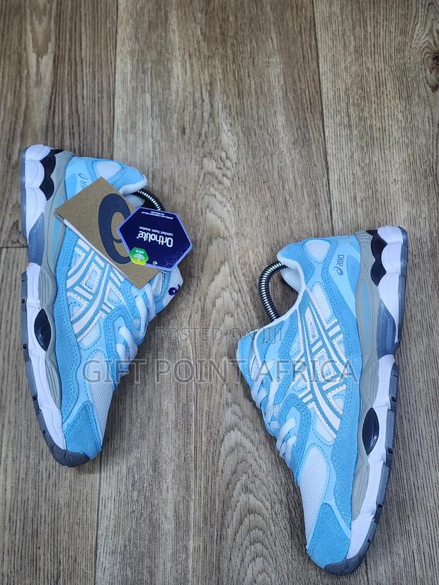An Asics Gel-nyc Sneaker In A Light Blue And White