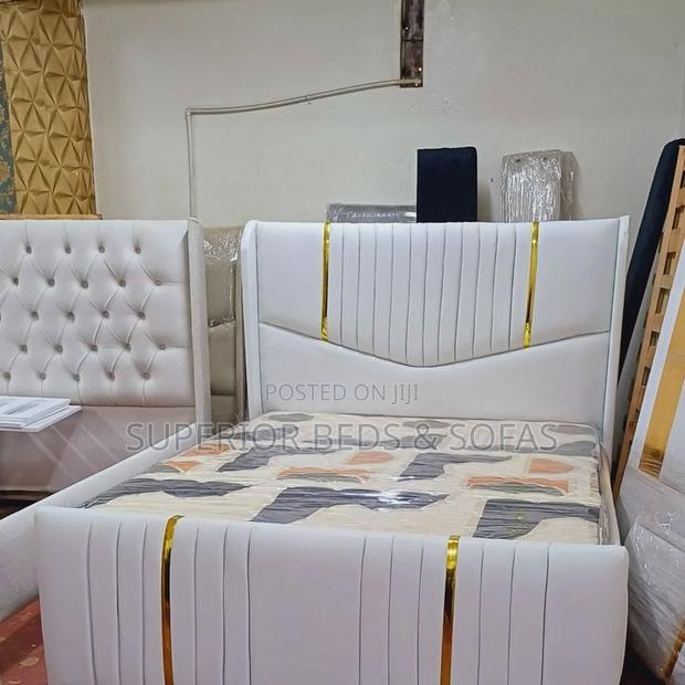 5x6 Luxury White Chester Bed - Gold Accent Trim