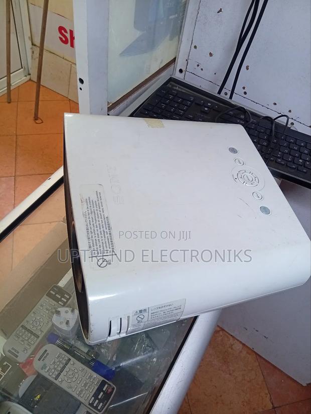 Sony VPL-Es7: High-Performance Projector for Office Home - thumbnail 3