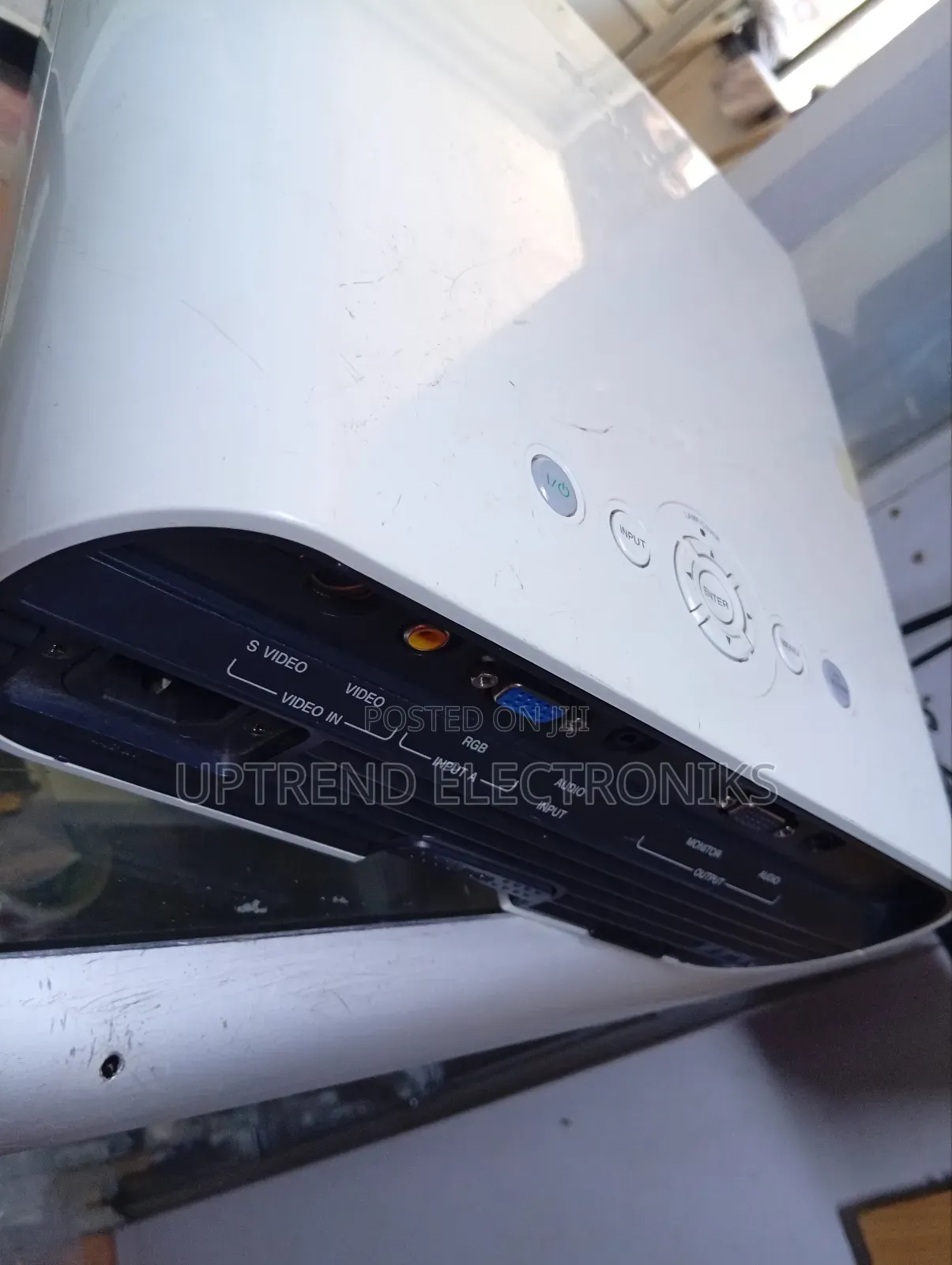 Sony VPL-Es7: Compact, Powerful, and Versatile Projector