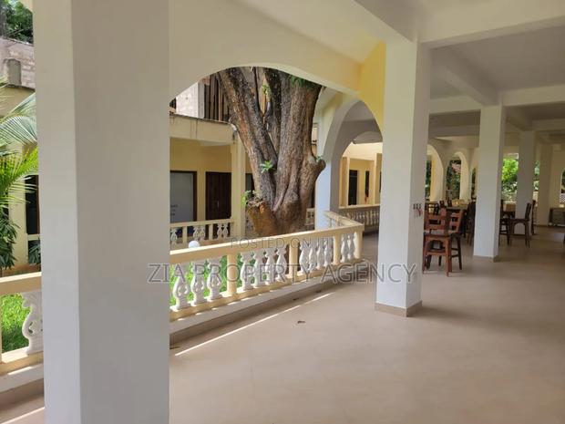 Restaurant Space - thumbnail 5