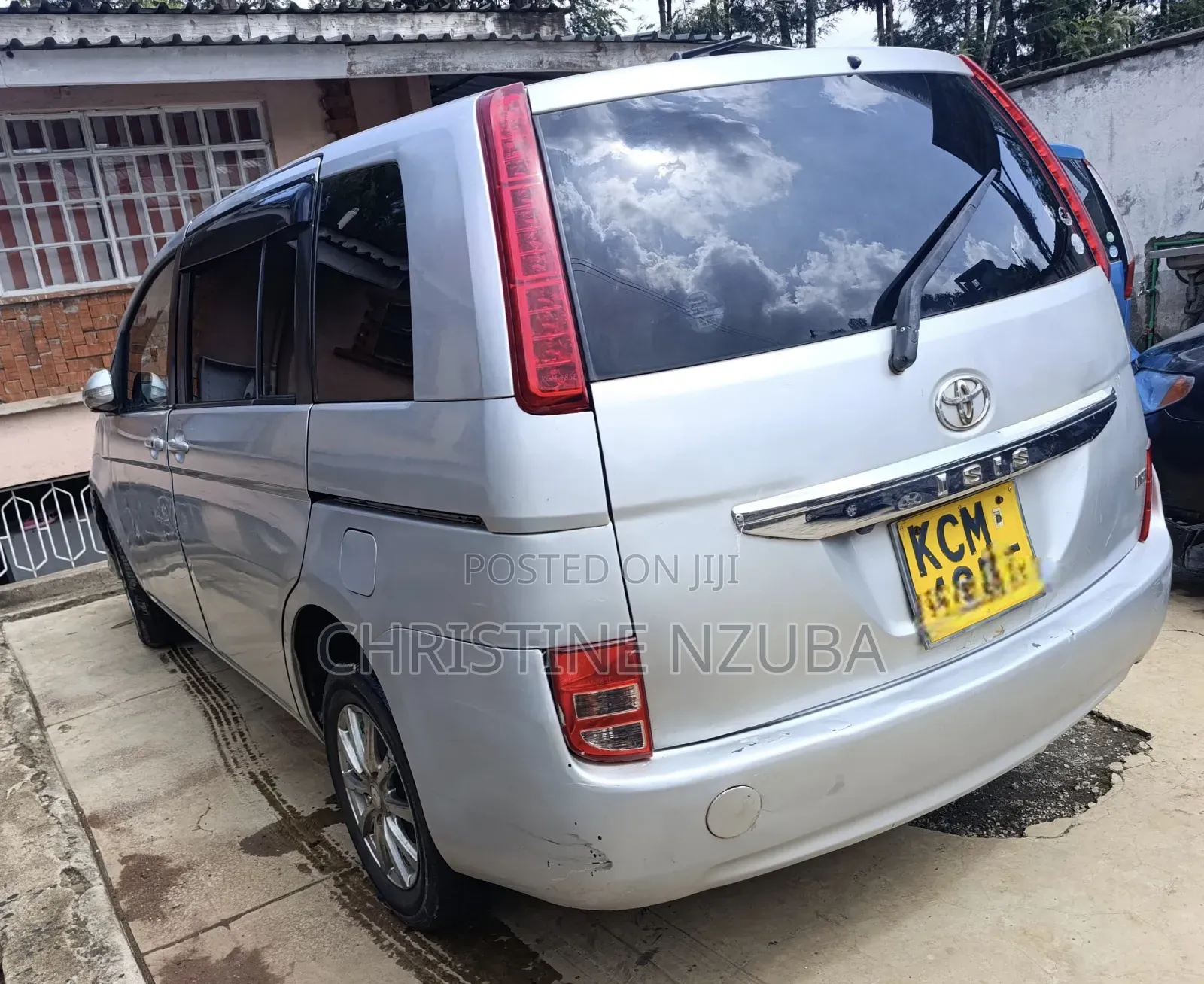 Toyota ISIS 1.8 Platana 2WD 2010 Silver