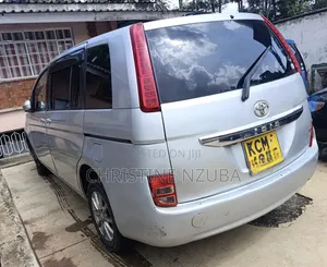 Toyota ISIS 1.8 Platana 2WD 2010 Silver