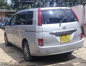 Toyota ISIS 1.8 Platana 2WD 2010 Silver