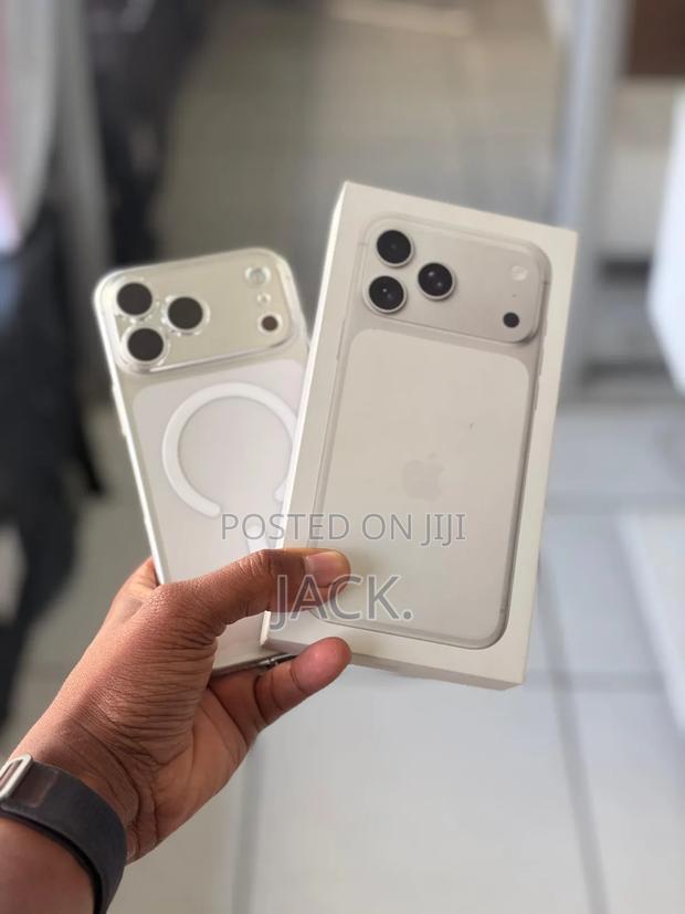 Apple iPhone 17 Pro Max 256 GB Silver - main view