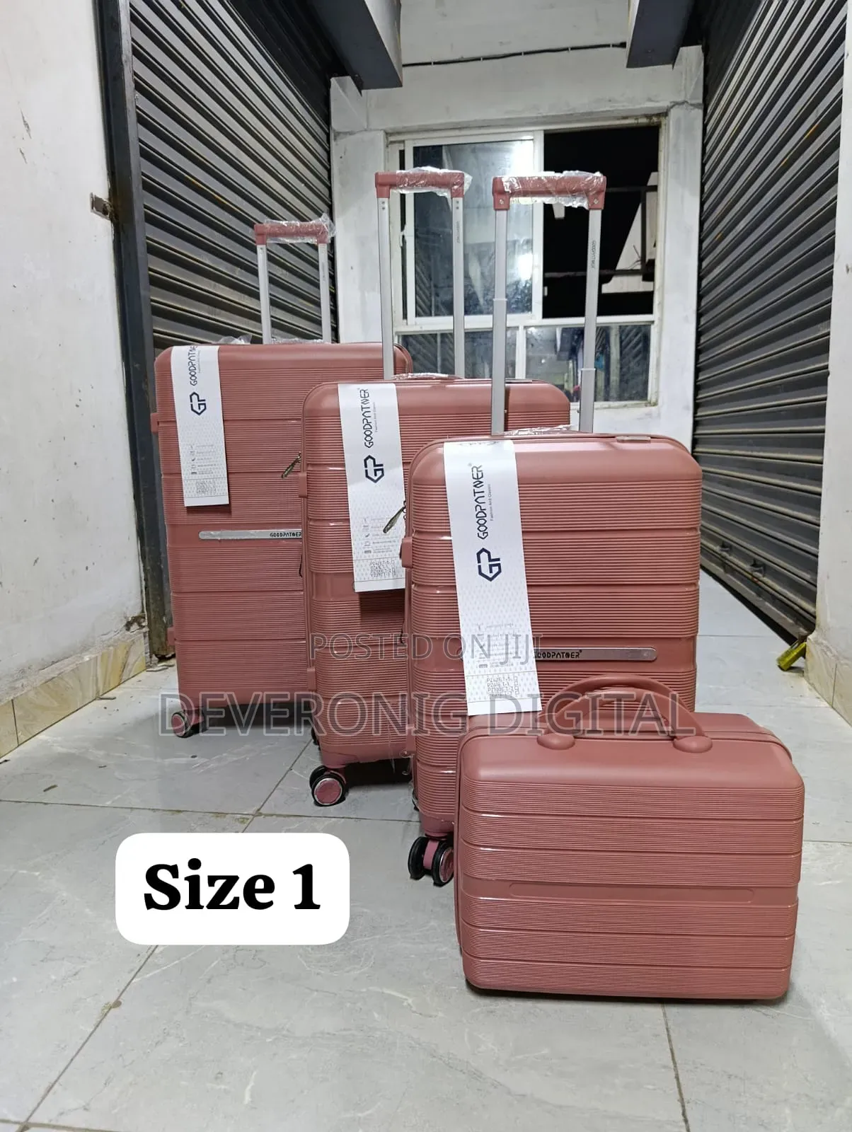 *4 in 1 Luxurious Unbreakable Suitcase