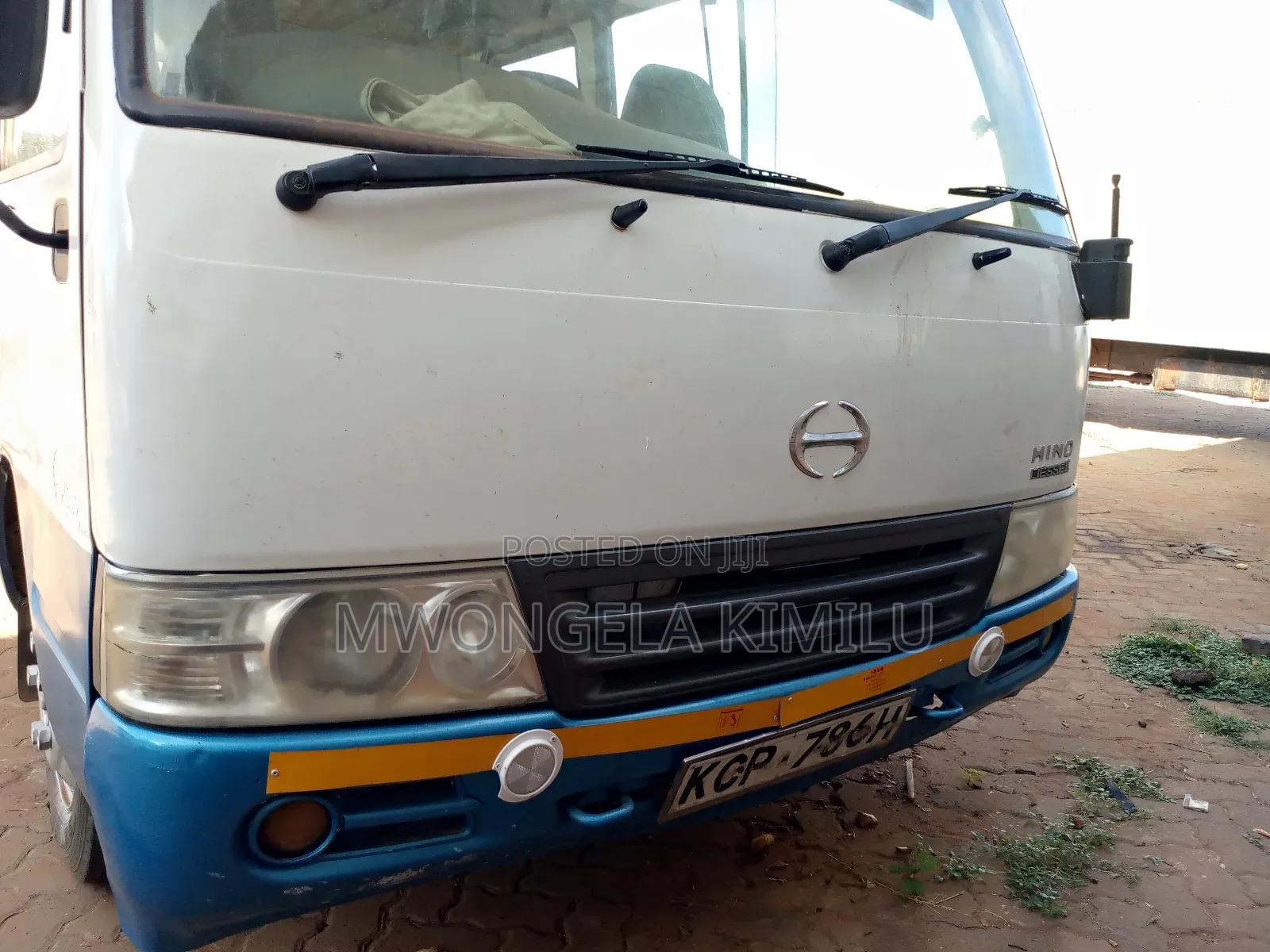 Hino Dutro 2011 White