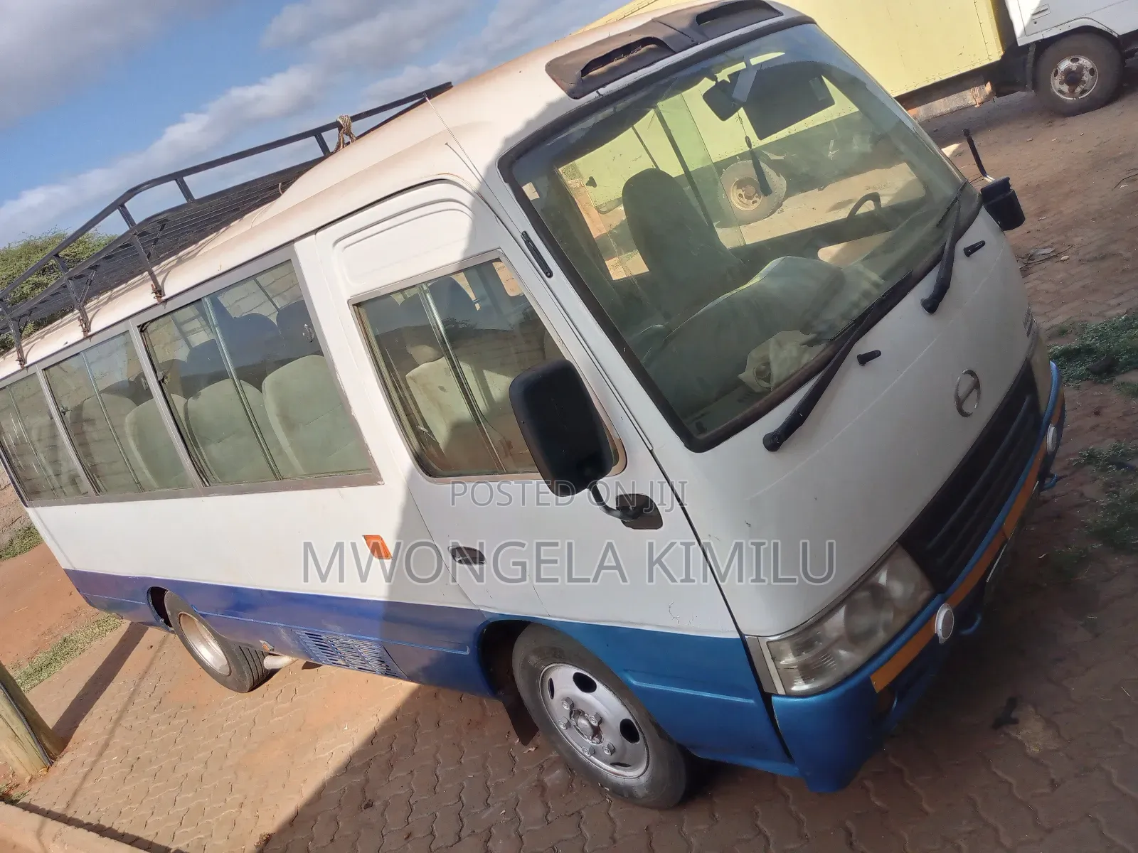Hino Dutro 2011 White