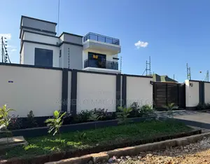 4 Bedroom Maisonette With Sq