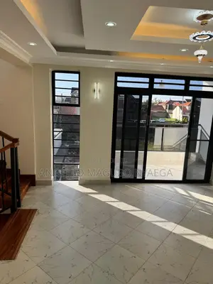 4 Bedroom Maisonette With Sq