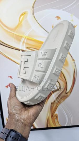 Balmain Ari Rubber Slides - thumbnail 2