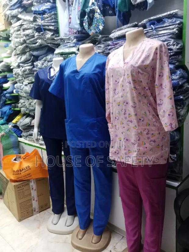 V Neck Nurses and Doctors Scrubs - thumbnail 3