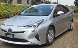 Toyota Prius 4dr Hatchback (1.8L 4cyl gas/electric hybrid CVT) 2016