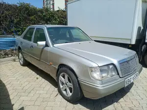 Mercedes-Benz E200 1995 Silver