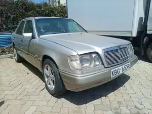 Mercedes-Benz E200 1995 Silver