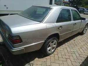 Mercedes-Benz E200 1995 Silver