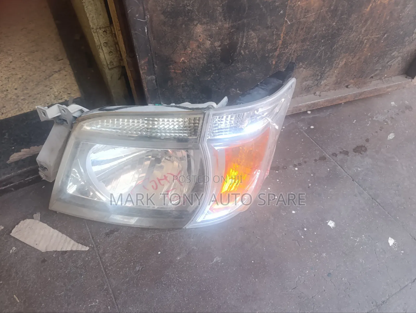 Nissan Caravan E25 Headlights
