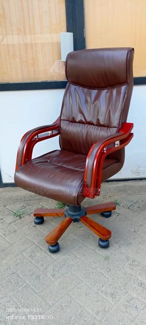 Luxury Executive Leather Office Chair - thumbnail 2