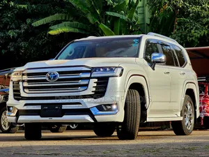 Toyota Land Cruiser LC300 2024 White