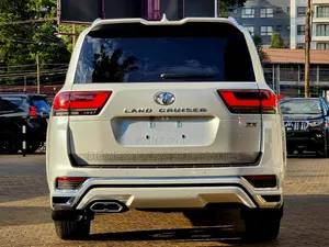 Toyota Land Cruiser LC300 2024 White