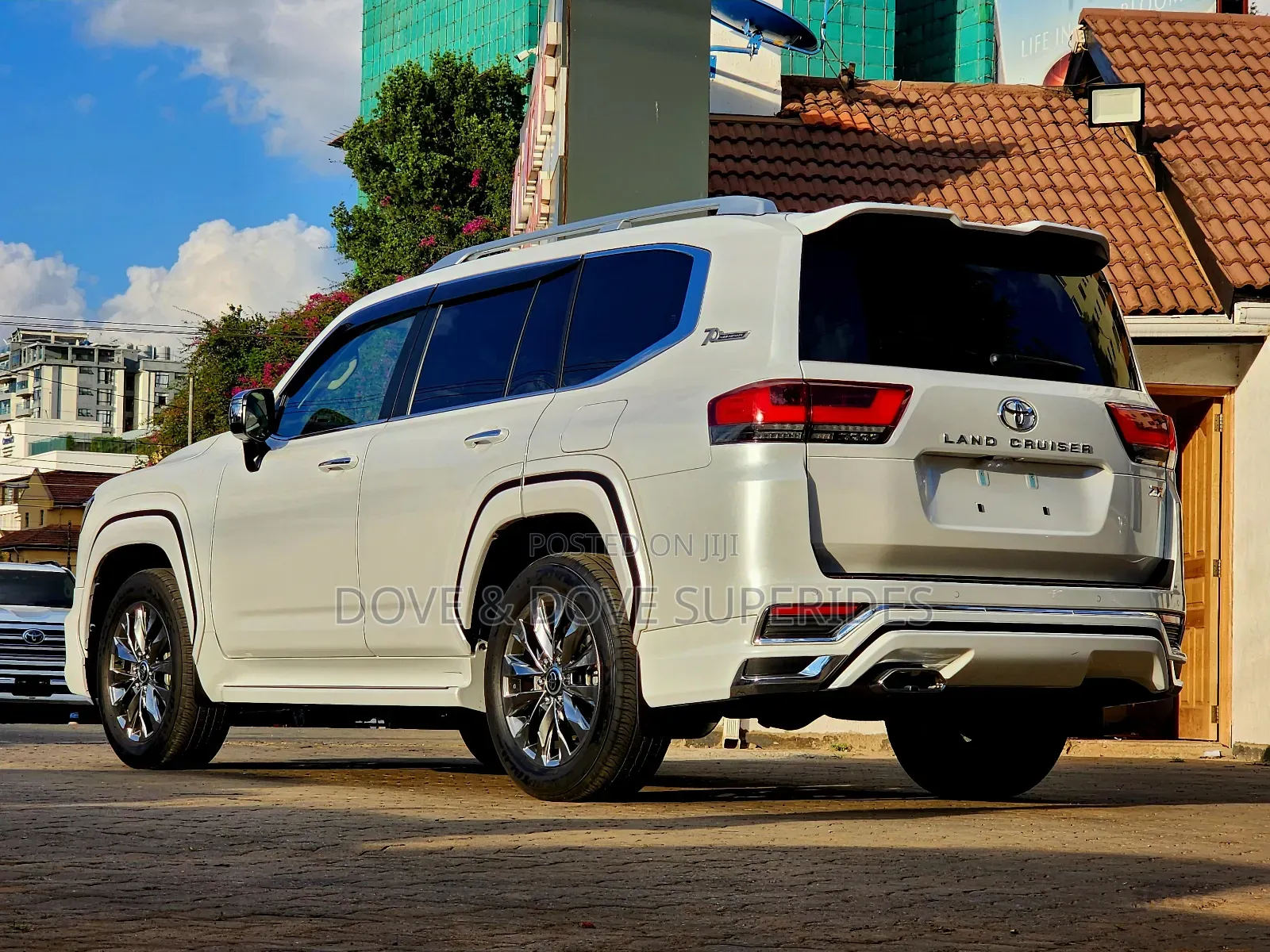 Toyota Land Cruiser LC300 2024 White