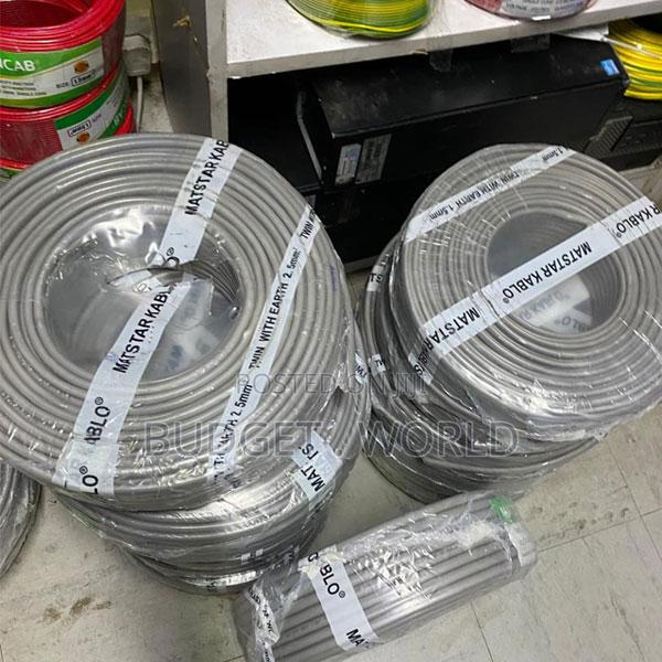 Strong 300/500v. 2.5mm Twin and Earth Electric Cable 90m Roll