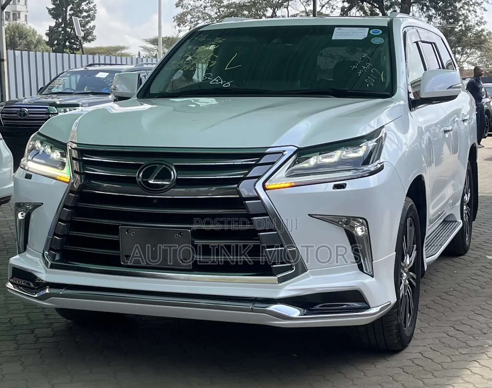 Lexus LX 570 AWD 2019 White
