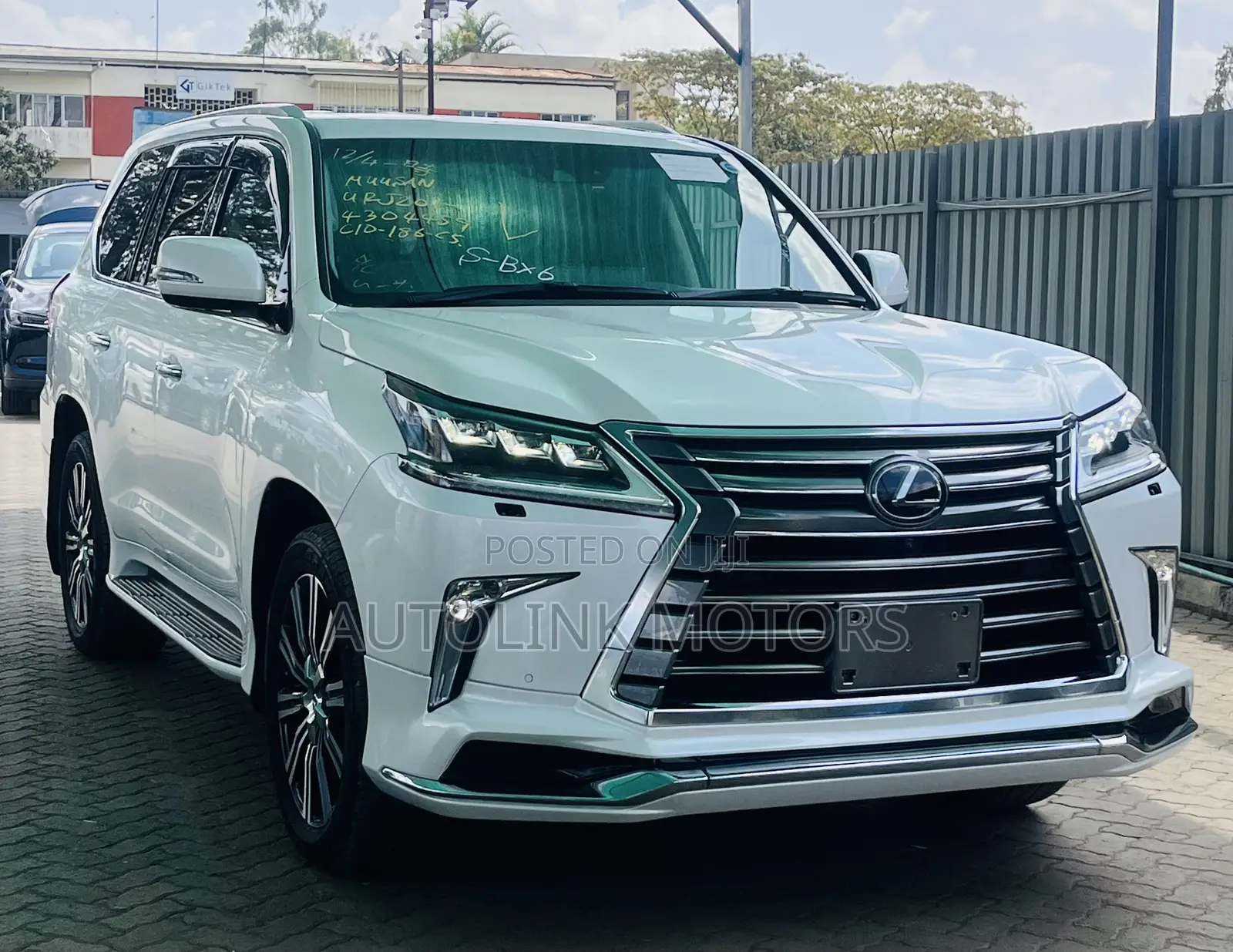 Lexus LX 570 AWD 2019 White