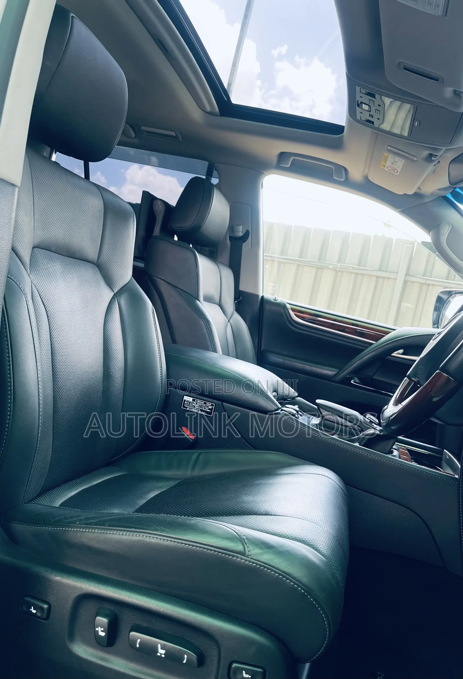Lexus LX 570 AWD 2019 White