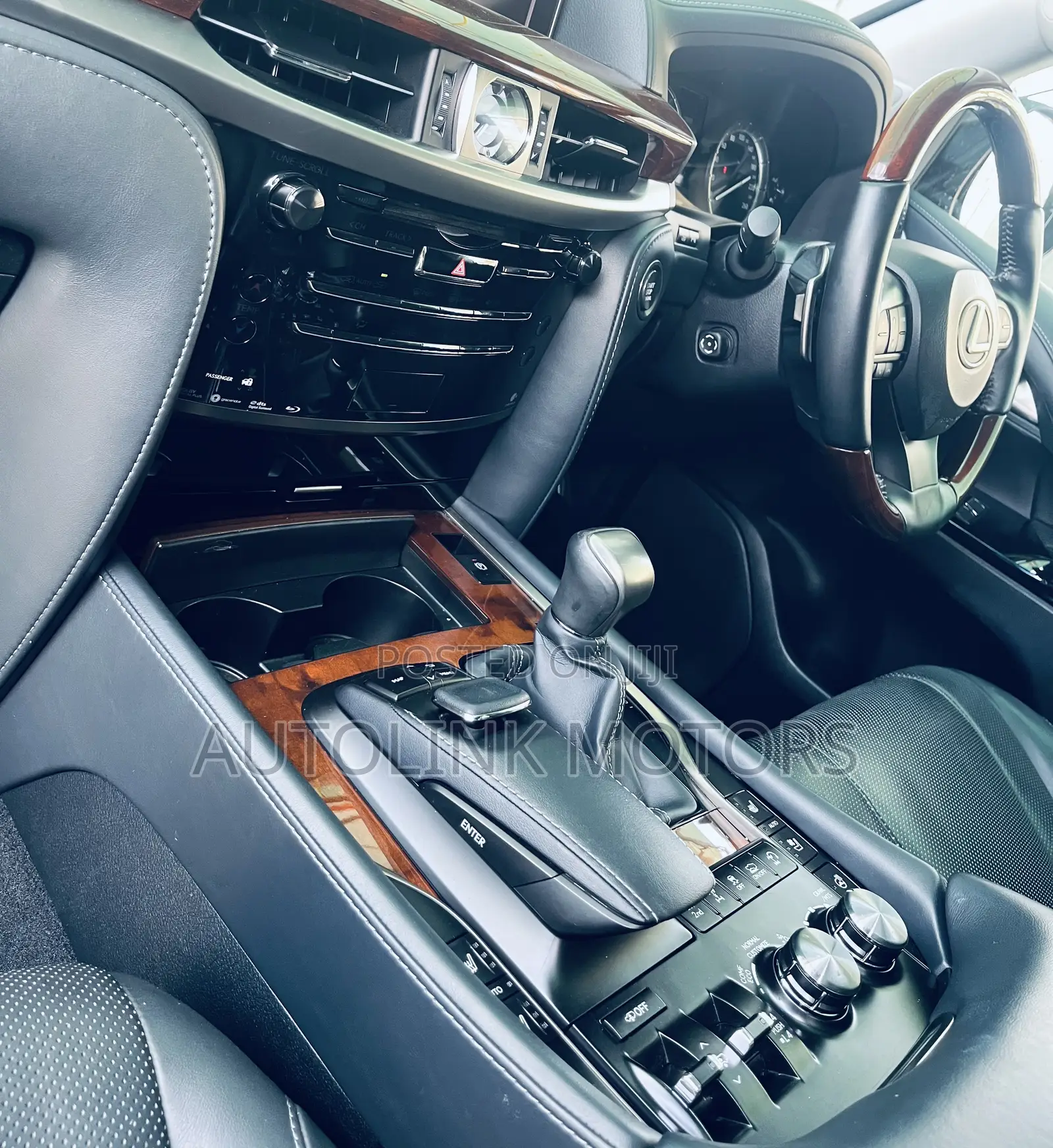 Lexus LX 570 AWD 2019 White