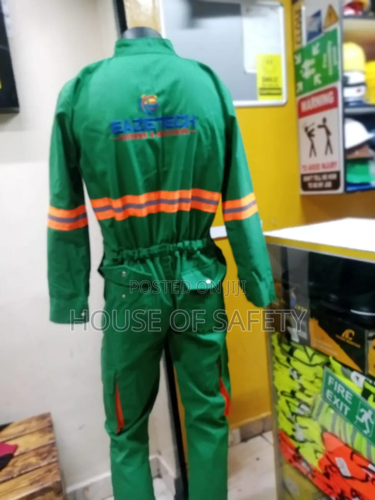 Cargo With Front Zip to Prevent Snagging