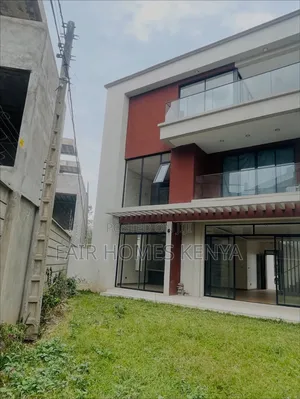 5bdrm Townhouse/Terrace in Lavington Green for sale