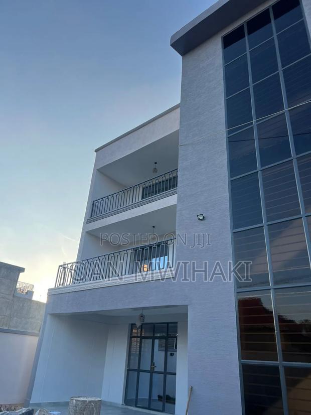 4bdrm Mansion in Membley for sale - thumbnail 3