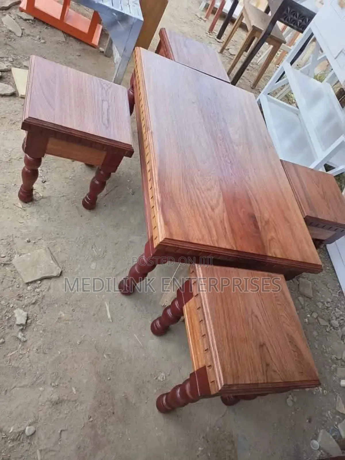Carved Legs Elegant Solid Coffee Table Design With Four Stools