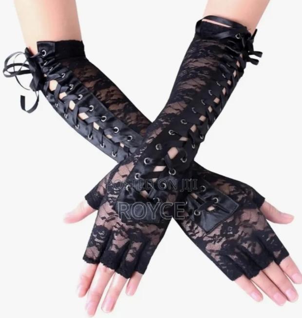 Fingerless Lace Gloves - thumbnail 2