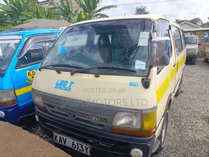 Toyota HiAce 2000 White