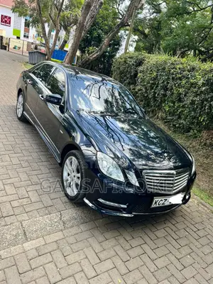Mercedes-Benz E200 2013 Blue