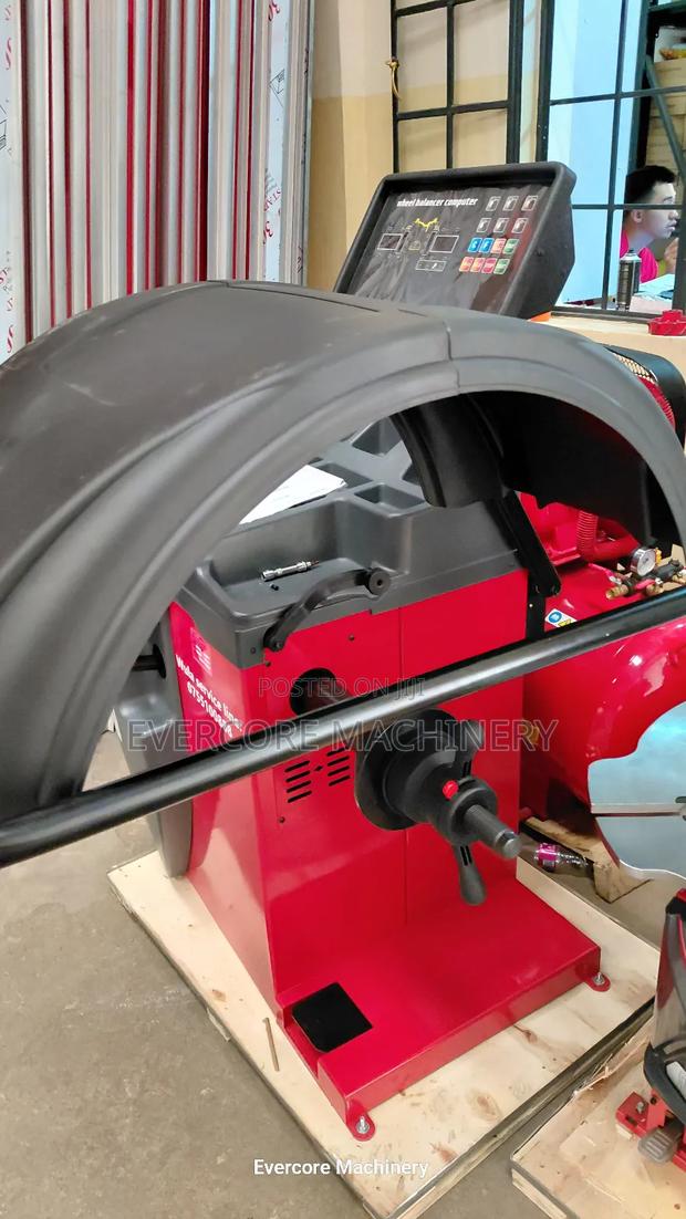 Heavy Duty Wheel Balancer Machine With Computer System.
