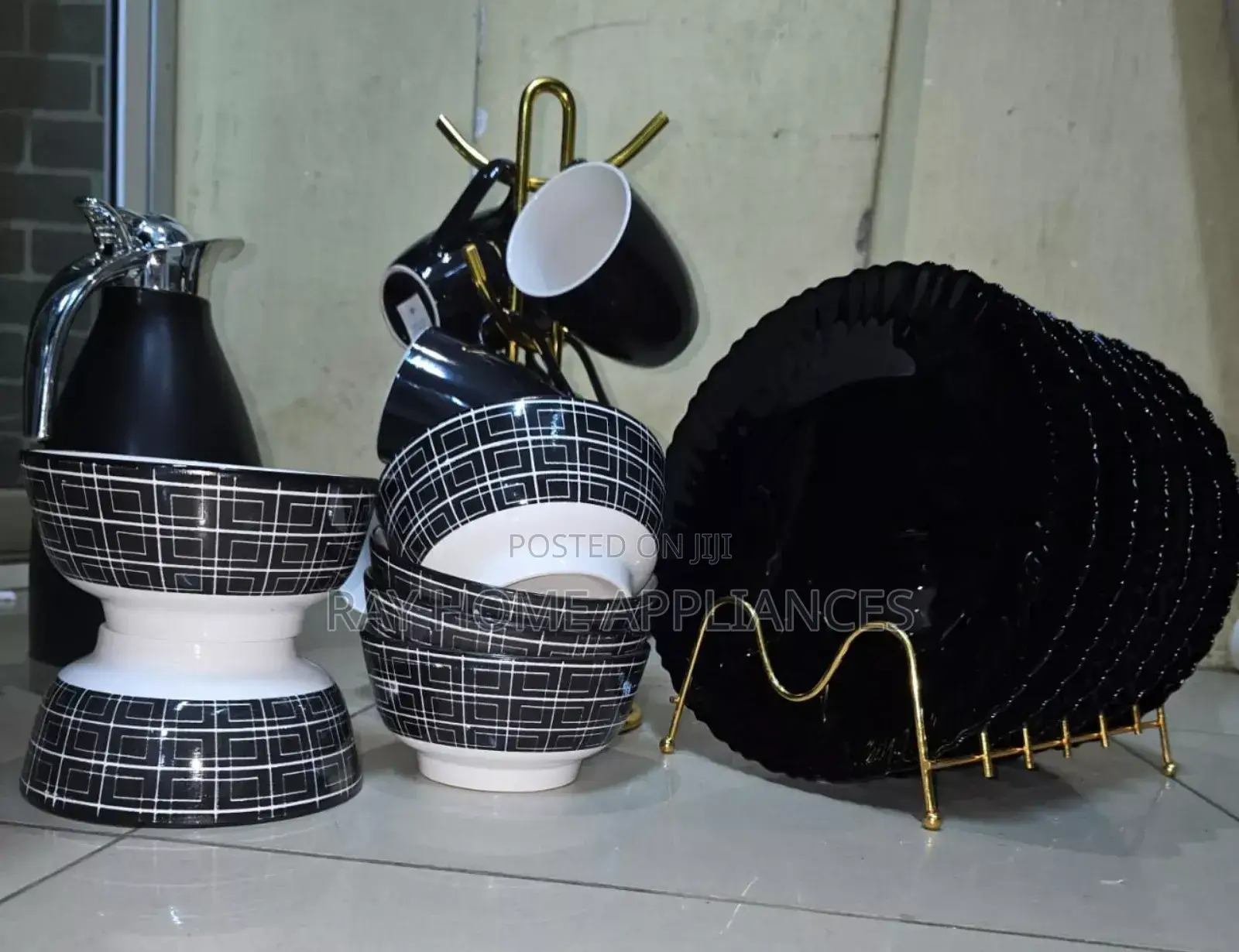 19 PCS Dinner Sets
6 Plates
6 Bowls
6 Cups
1 Flask