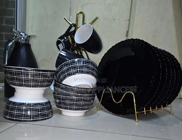 19 PCS Dinner Sets
6 Plates
6 Bowls
6 Cups
1 Flask