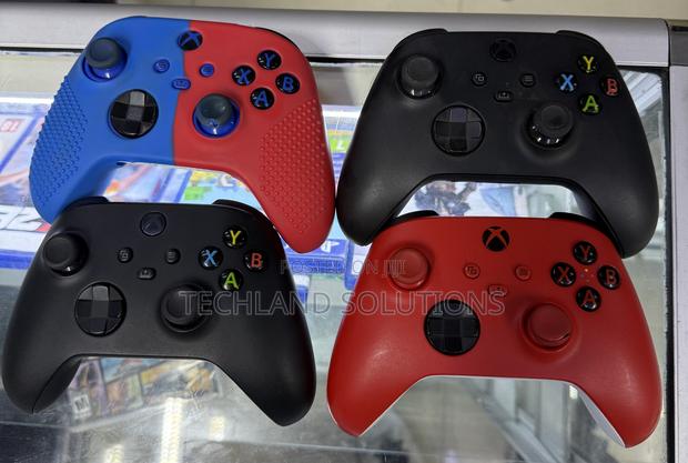 Well Maintained Xbox Series S. Controller - thumbnail 3