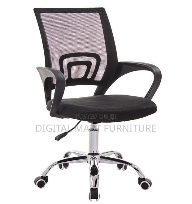 Black Mesh Chair With Reinforced Base - thumbnail 3