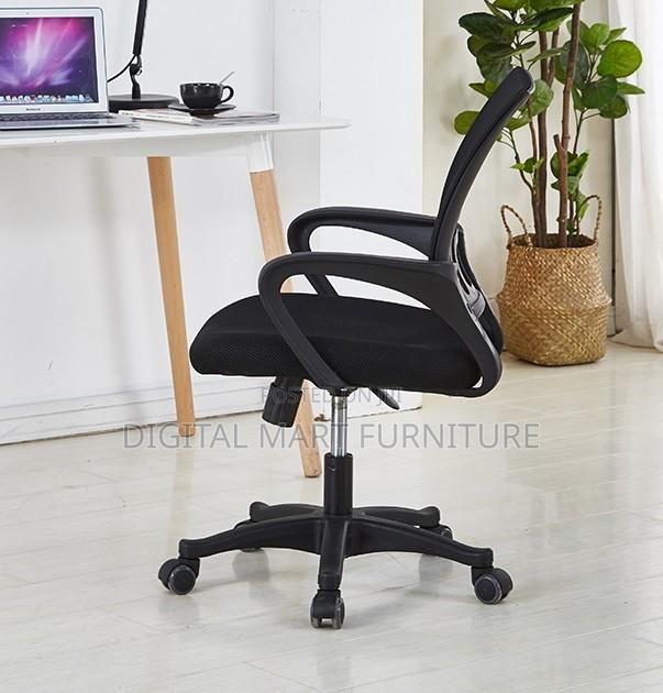 Black Mesh Chair With Reinforced Base - thumbnail 4
