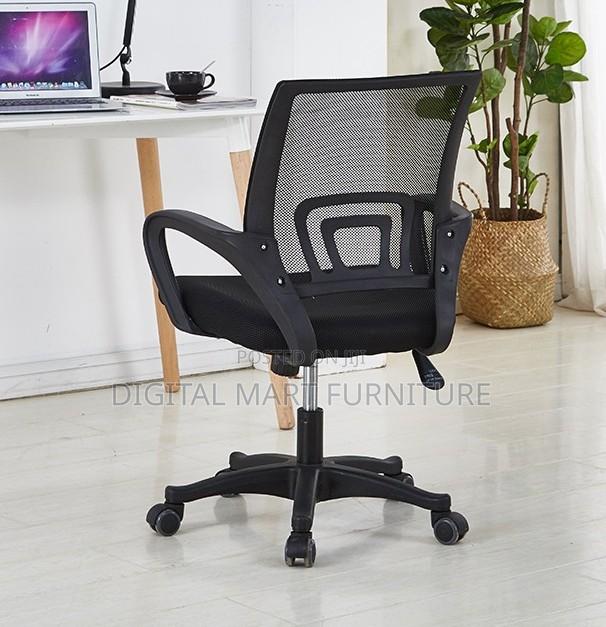 Black Mesh Chair With Reinforced Base - thumbnail 5