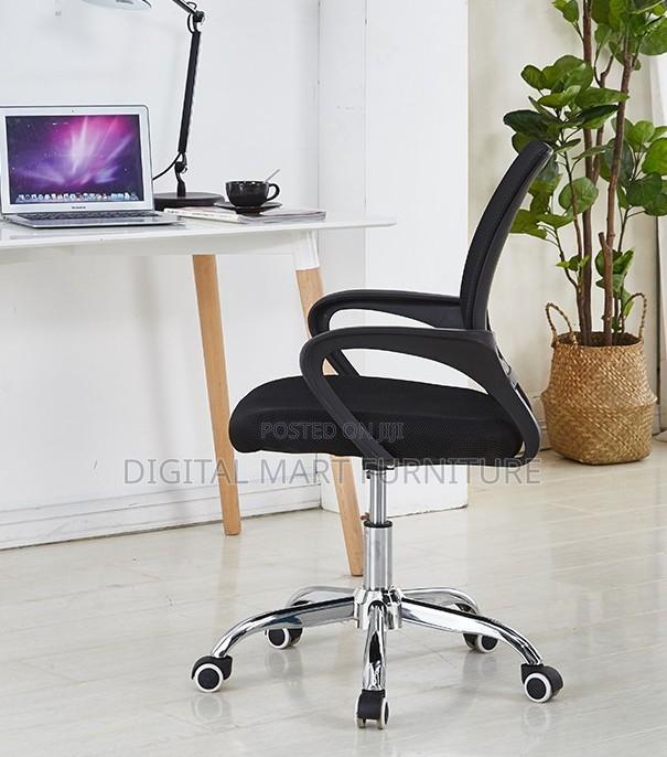 Black Mesh Chair With Reinforced Base - thumbnail 6