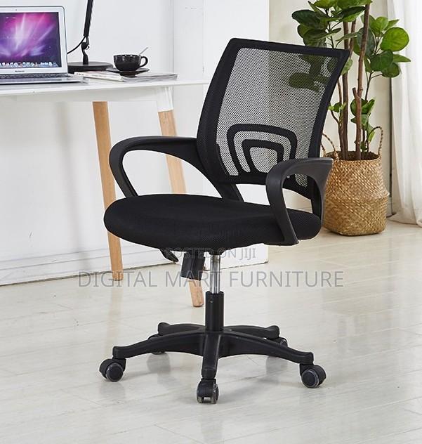Black Mesh Chair With Reinforced Base - thumbnail 7